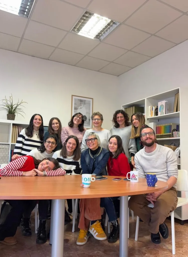 L’équipe di Colibrì LAB riunita attorno al tavolo dello studio