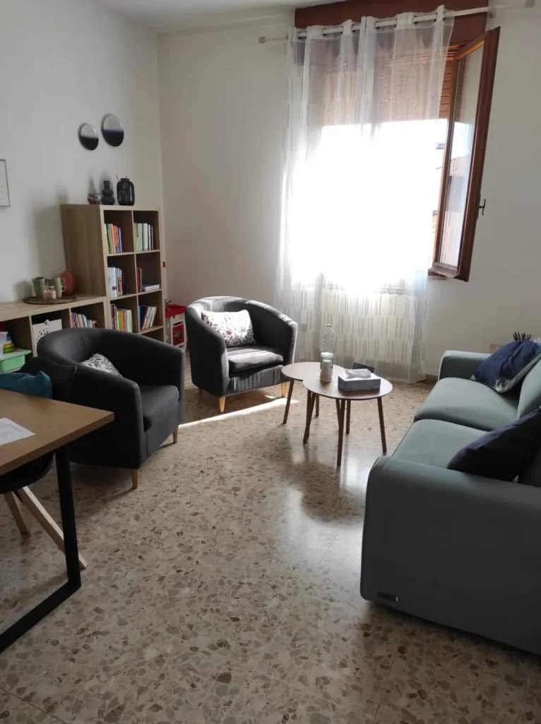 Una delle stanze dello studio, luminosa e accogliente